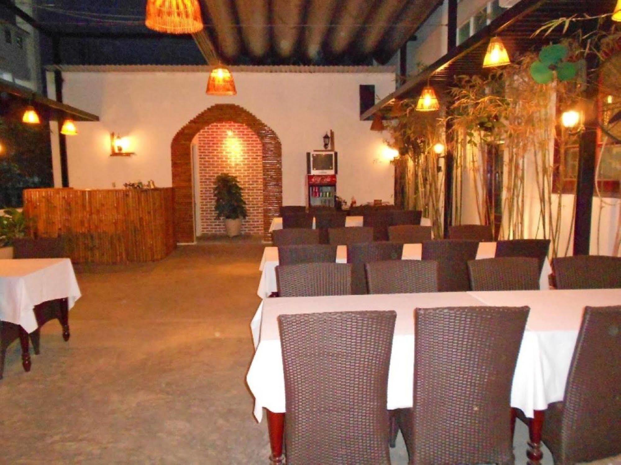 Oyo 381 Tuyet Mai Hotel 나트랑 외부 사진